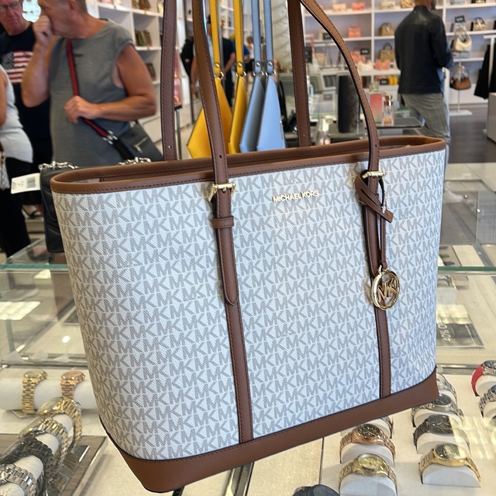 MICHAEL KORS
Jet Set Travel Large Logo Tote Shoulder Bag
COLOR VANILLA 
NWT - Picture 14 of 16
